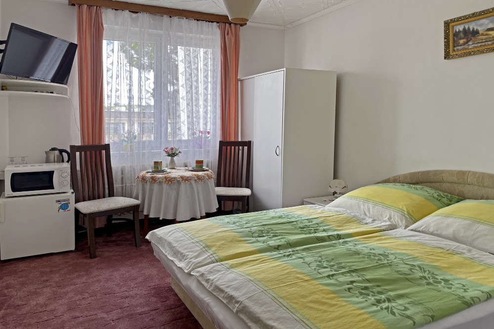 Dvoulůžkový pokoj s manželskou postelí